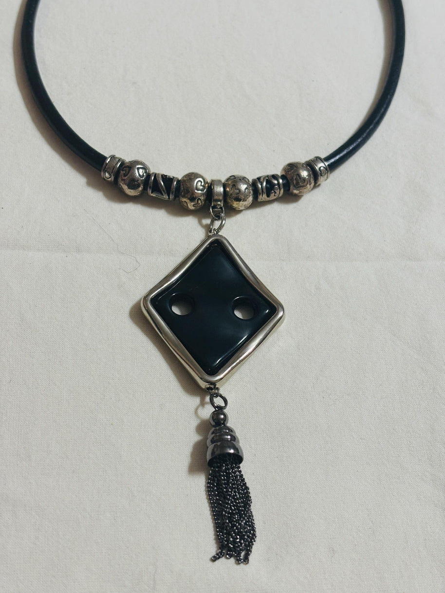 Collana rombo nero con nappina | Girocollo dark elegante con ciondolo geometrico | Collana gotica moderna donna