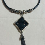 Collana rombo nero con nappina | Girocollo dark elegante con ciondolo geometrico | Collana gotica moderna donna