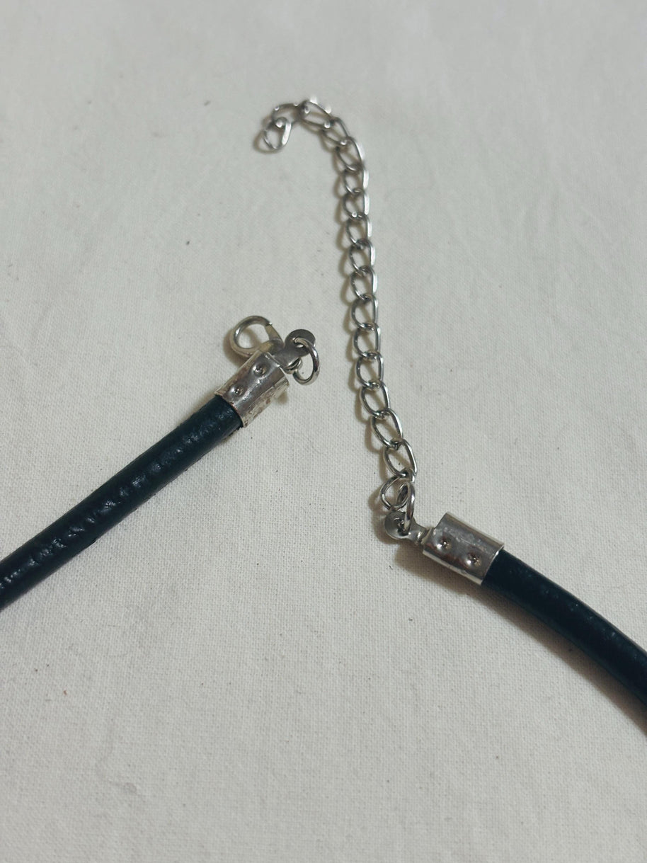 Collana rombo nero con nappina | Girocollo dark elegante con ciondolo geometrico | Collana gotica moderna donna
