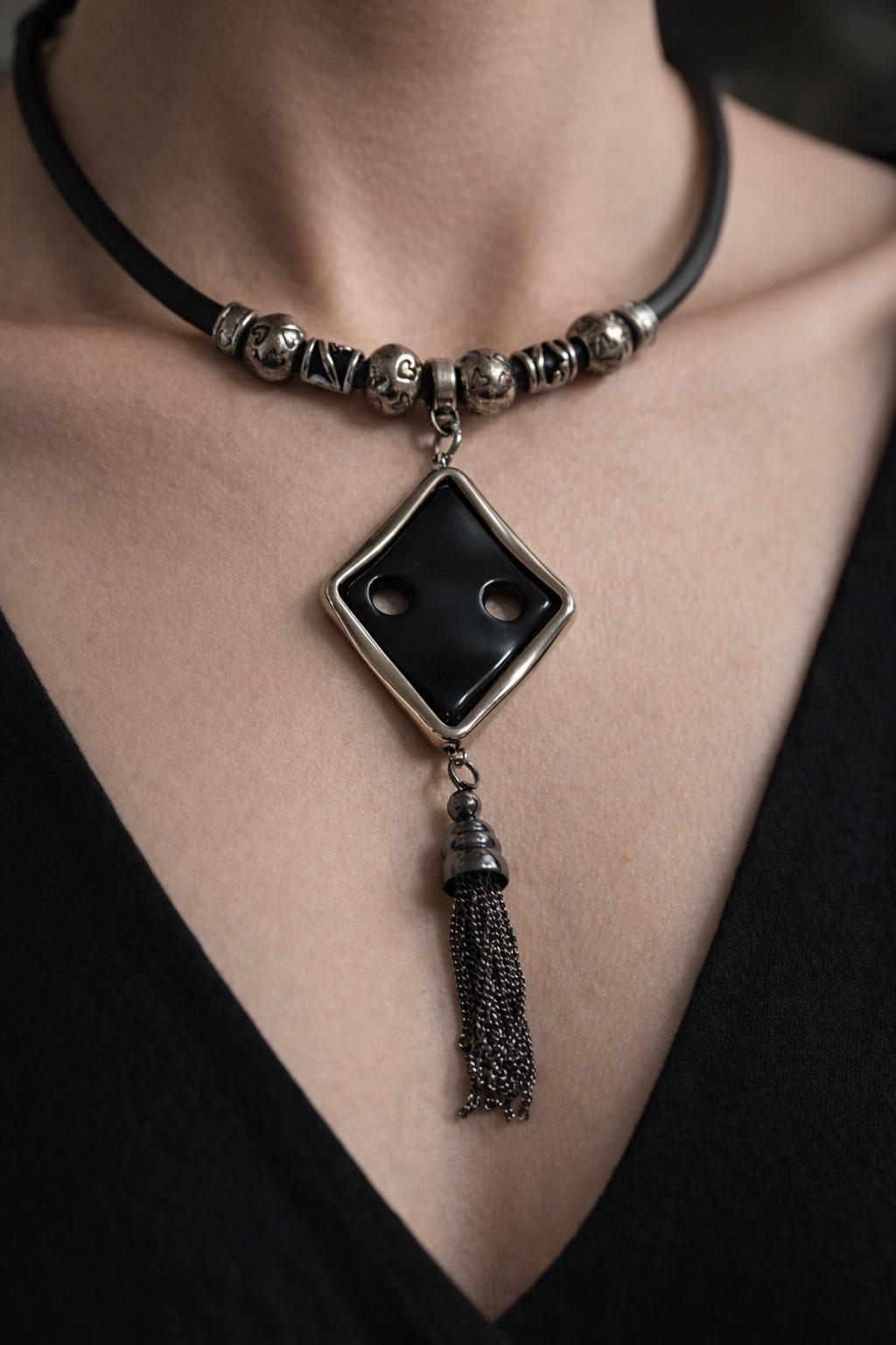 Collana rombo nero con nappina | Girocollo dark elegante con ciondolo geometrico | Collana gotica moderna donna