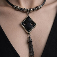 Collana rombo nero con nappina | Girocollo dark elegante con ciondolo geometrico | Collana gotica moderna donna