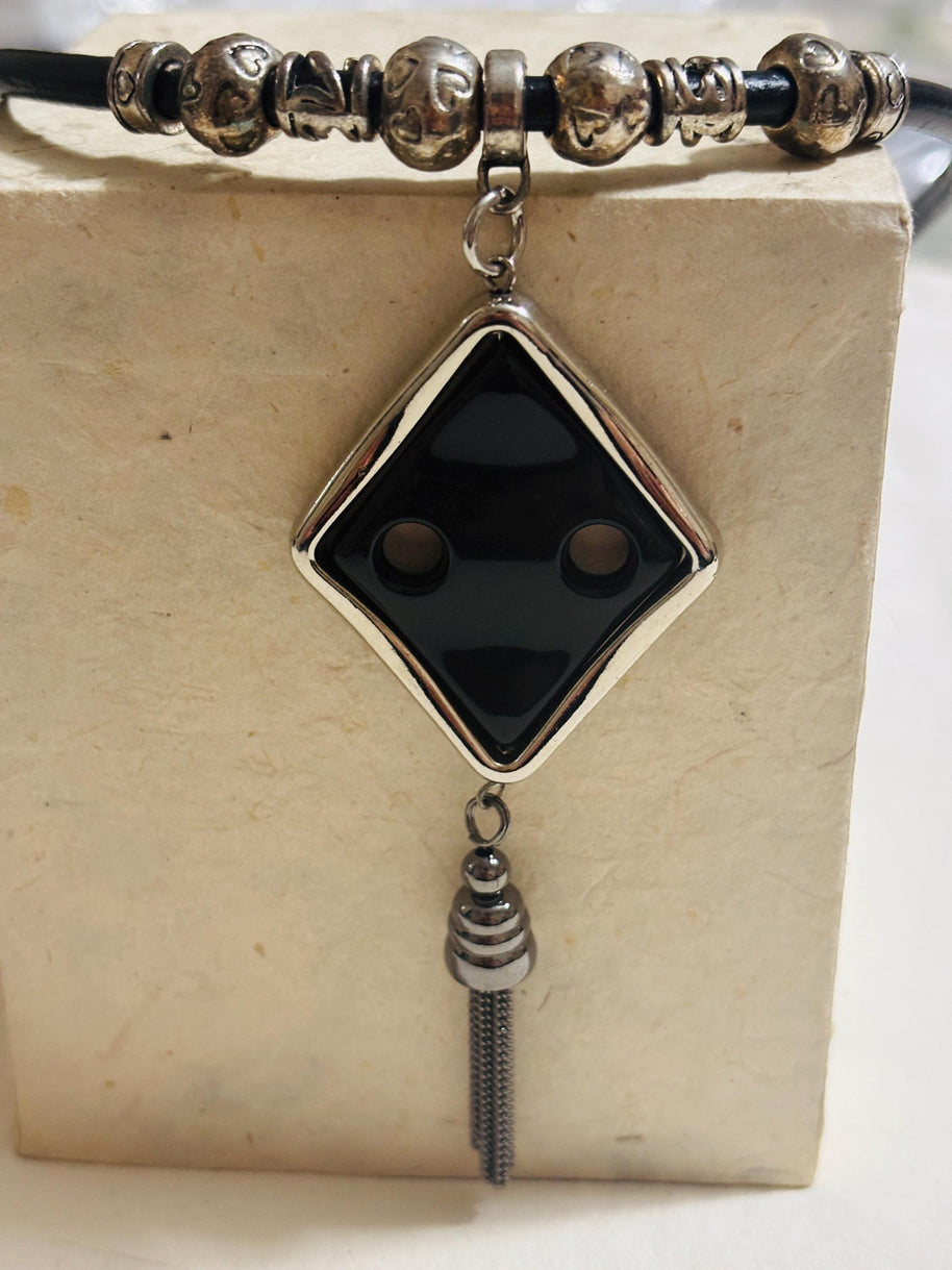 Collana rombo nero con nappina | Girocollo dark elegante con ciondolo geometrico | Collana gotica moderna donna