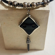 Collana rombo nero con nappina | Girocollo dark elegante con ciondolo geometrico | Collana gotica moderna donna