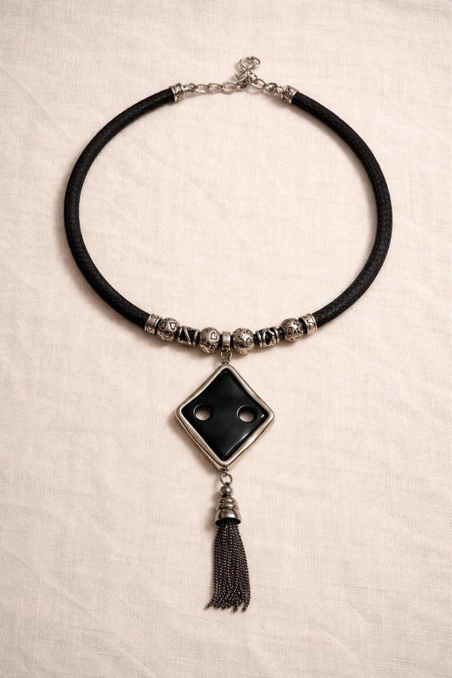 Collana rombo nero con nappina | Girocollo dark elegante con ciondolo geometrico | Collana gotica moderna donna