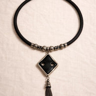 Collana rombo nero con nappina | Girocollo dark elegante con ciondolo geometrico | Collana gotica moderna donna