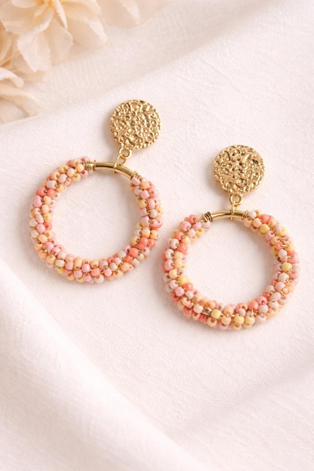 Orecchini a cerchio con perline rosa e oro–Orecchini pendenti boho chic-Acciaio antiallergico- Idea regalo donna- Orecchini eleganti leggeri