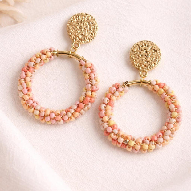 Orecchini a cerchio con perline rosa e oro–Orecchini pendenti boho chic-Acciaio antiallergico- Idea regalo donna- Orecchini eleganti leggeri