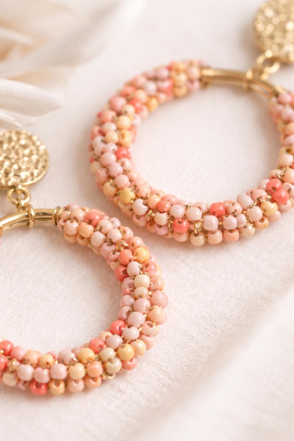 Orecchini a cerchio con perline rosa e oro–Orecchini pendenti boho chic-Acciaio antiallergico- Idea regalo donna- Orecchini eleganti leggeri