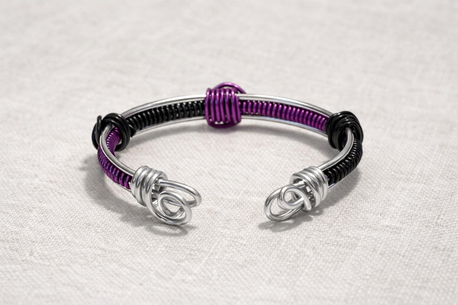 Bracciale rigido unisex regolabile in alluminio antiallergico nero e viola|Bracciale artigianale minimal con spirali|Idea regalo uomo donna