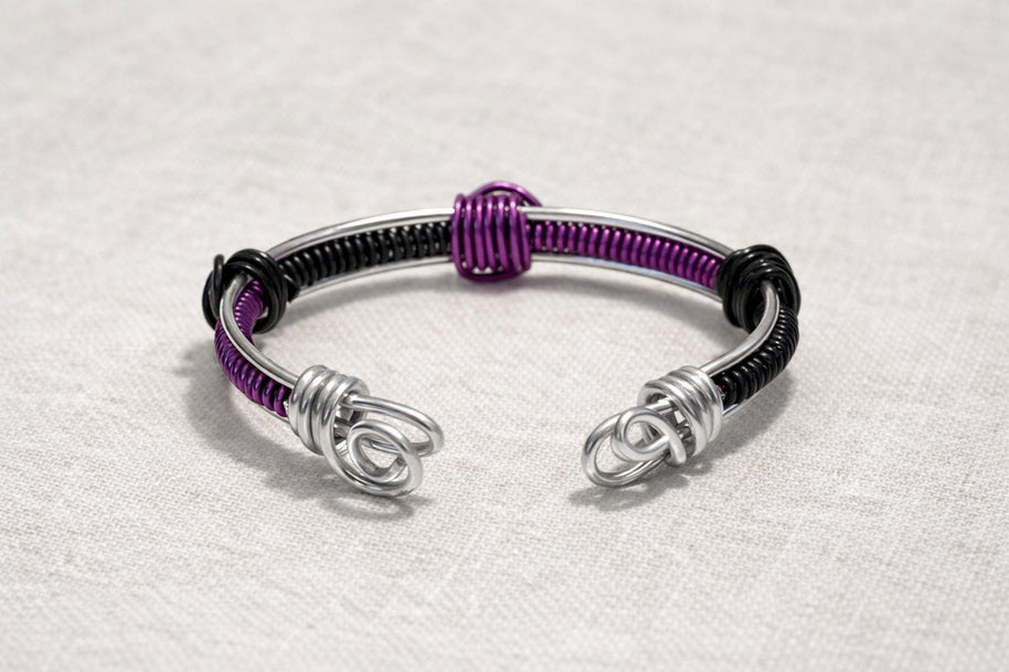 Bracciale rigido unisex regolabile in alluminio antiallergico nero e viola|Bracciale artigianale minimal con spirali|Idea regalo uomo donna