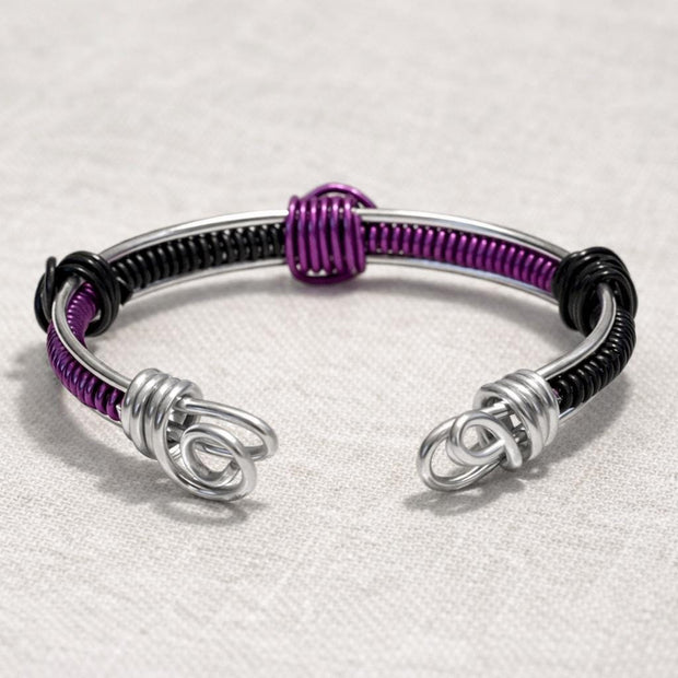 Bracciale rigido unisex regolabile in alluminio antiallergico nero e viola|Bracciale artigianale minimal con spirali|Idea regalo uomo donna