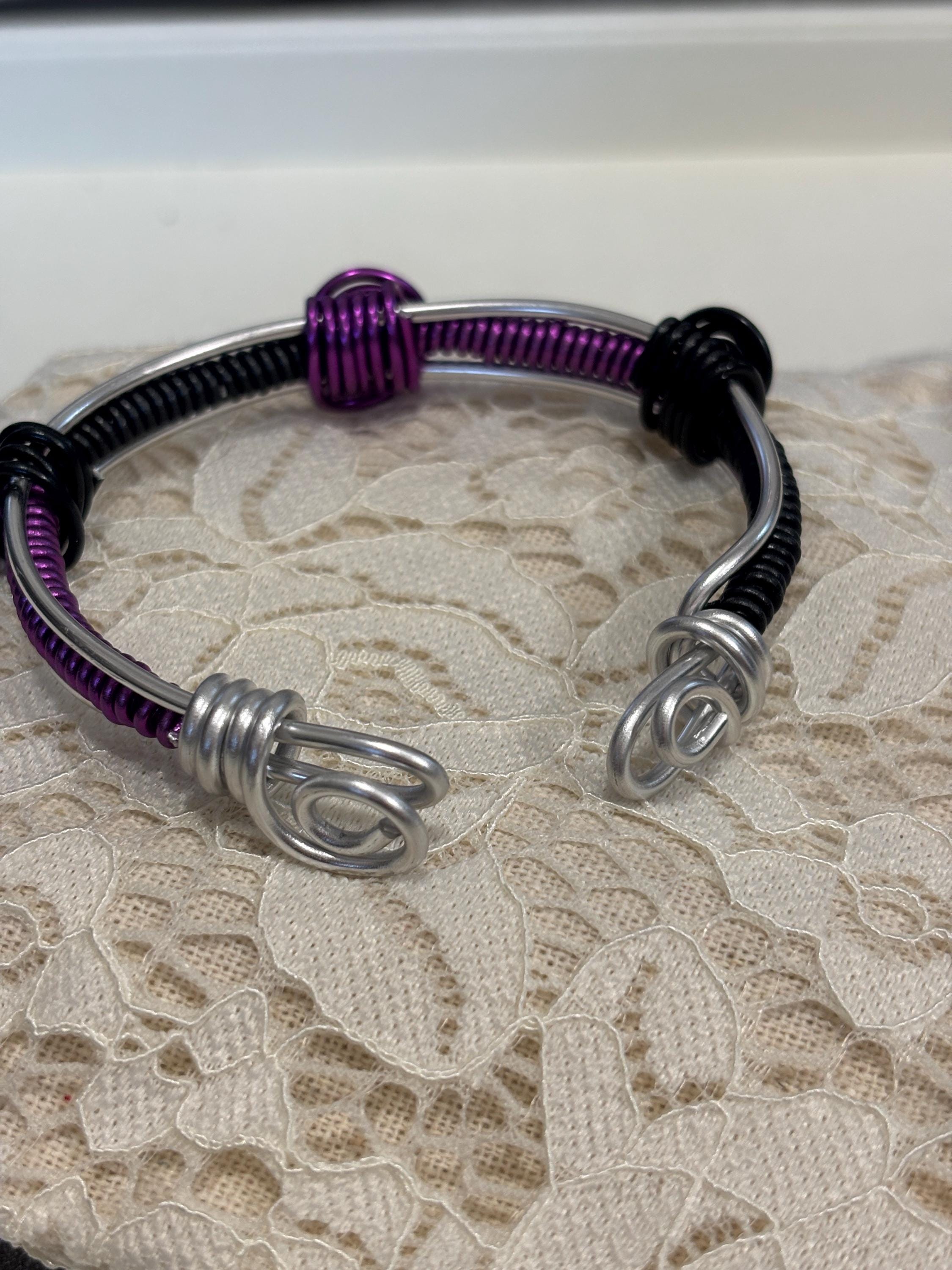 Bracciale rigido unisex regolabile in alluminio antiallergico nero e viola|Bracciale artigianale minimal con spirali|Idea regalo uomo donna