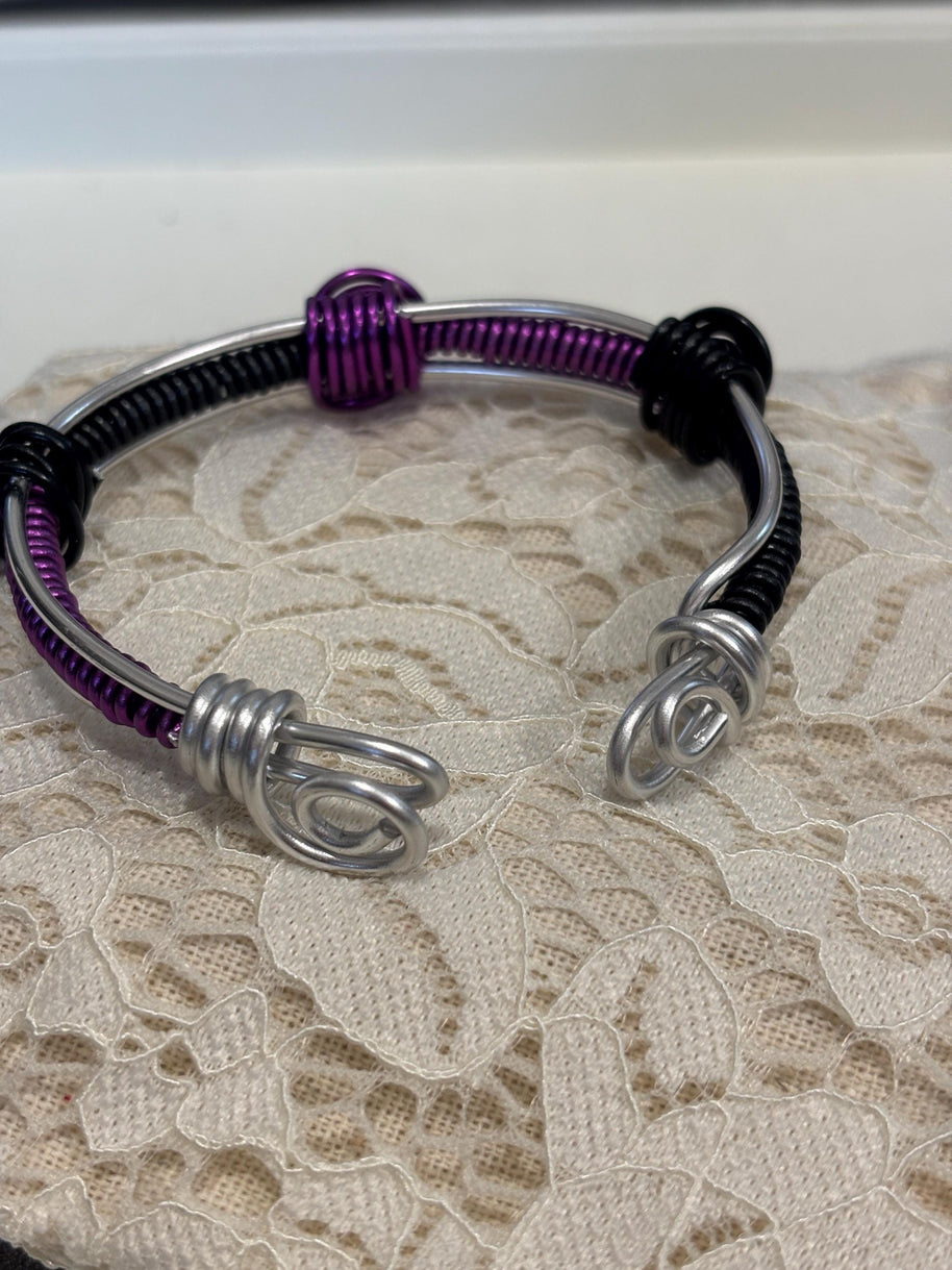 Bracciale rigido unisex regolabile in alluminio antiallergico nero e viola|Bracciale artigianale minimal con spirali|Idea regalo uomo donna