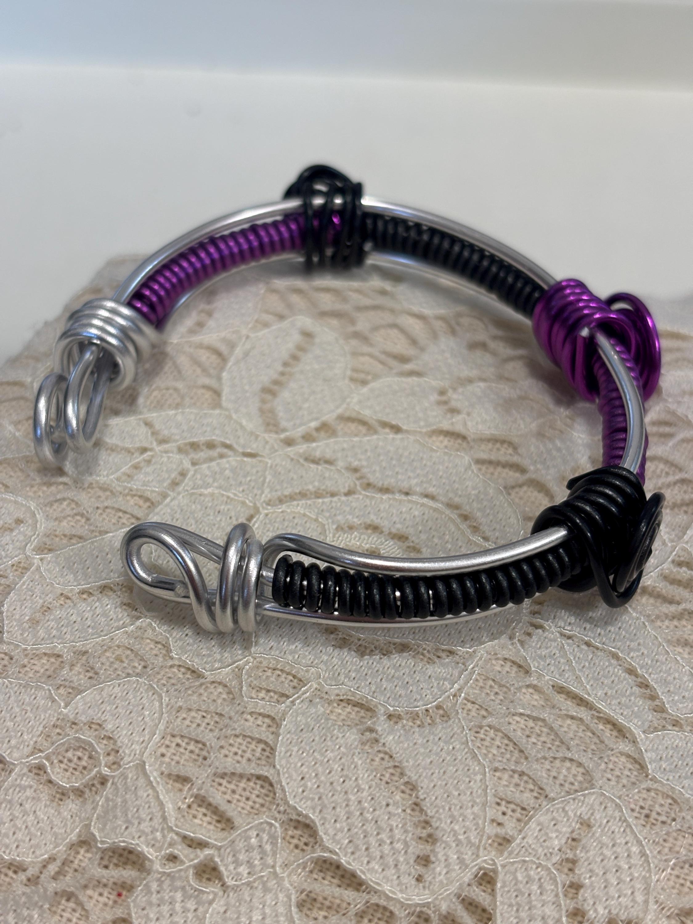 Bracciale rigido unisex regolabile in alluminio antiallergico nero e viola|Bracciale artigianale minimal con spirali|Idea regalo uomo donna