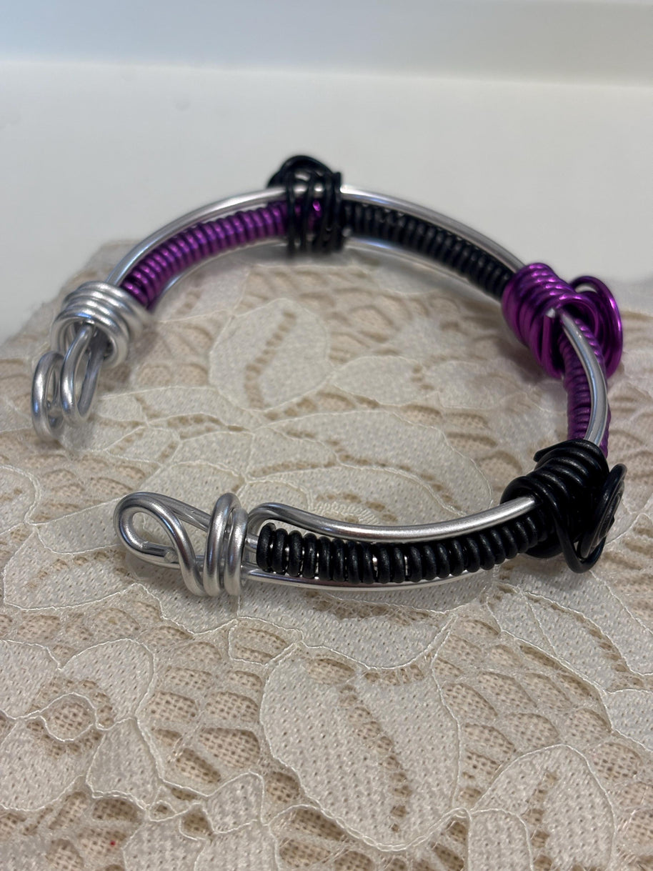 Bracciale rigido unisex regolabile in alluminio antiallergico nero e viola|Bracciale artigianale minimal con spirali|Idea regalo uomo donna