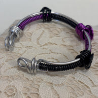 Bracciale rigido unisex regolabile in alluminio antiallergico nero e viola|Bracciale artigianale minimal con spirali|Idea regalo uomo donna