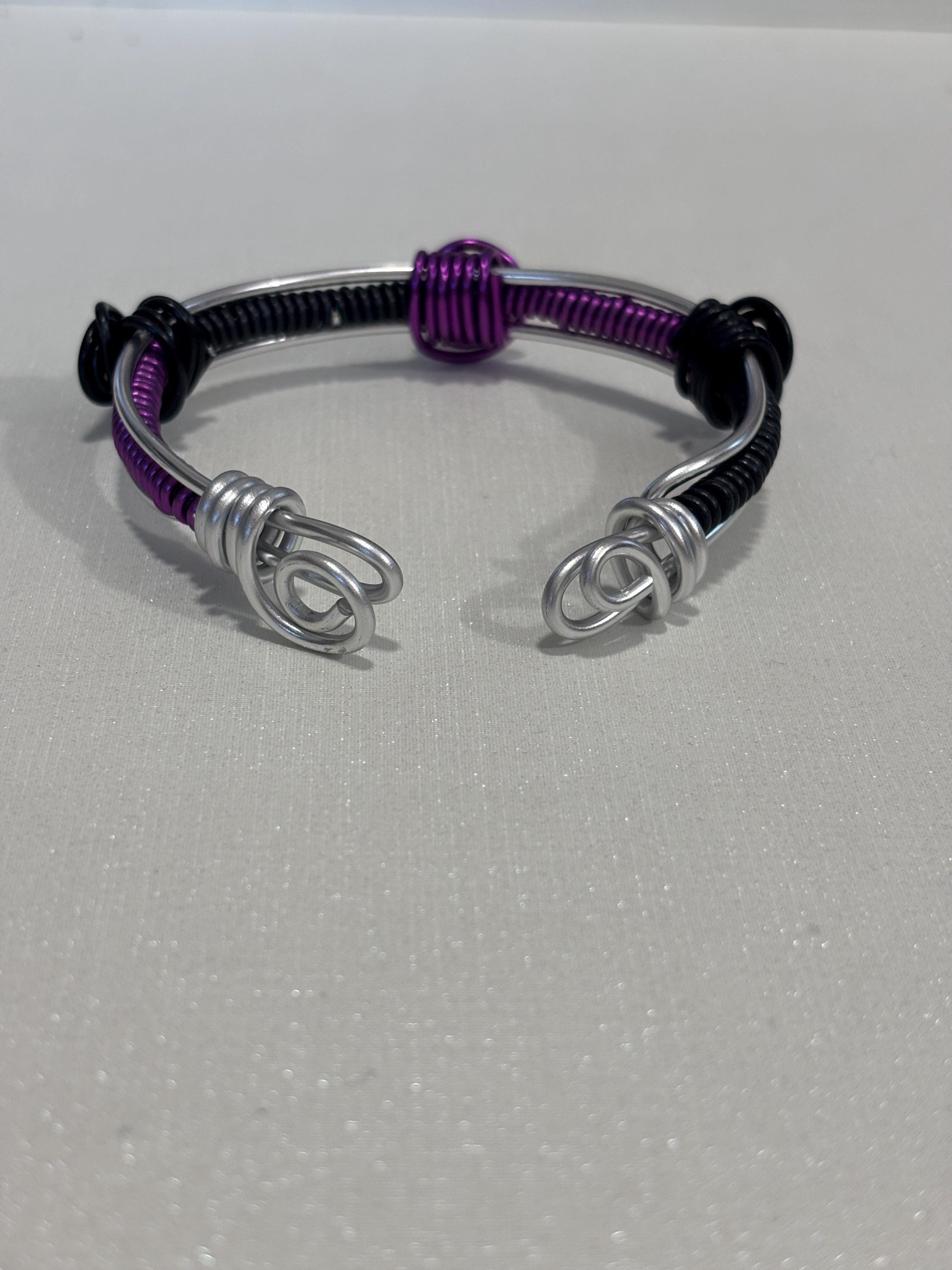 Bracciale rigido unisex regolabile in alluminio antiallergico nero e viola|Bracciale artigianale minimal con spirali|Idea regalo uomo donna