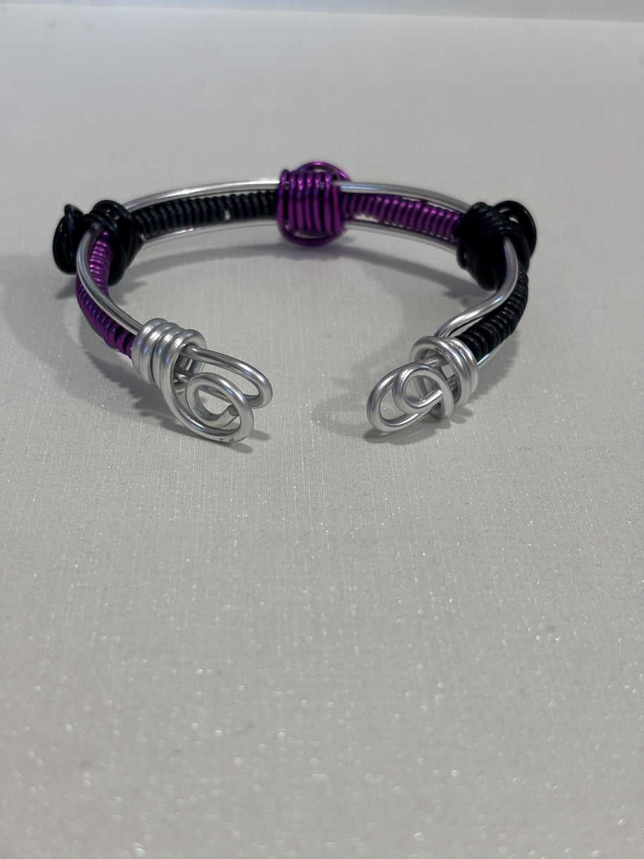Bracciale rigido unisex regolabile in alluminio antiallergico nero e viola|Bracciale artigianale minimal con spirali|Idea regalo uomo donna