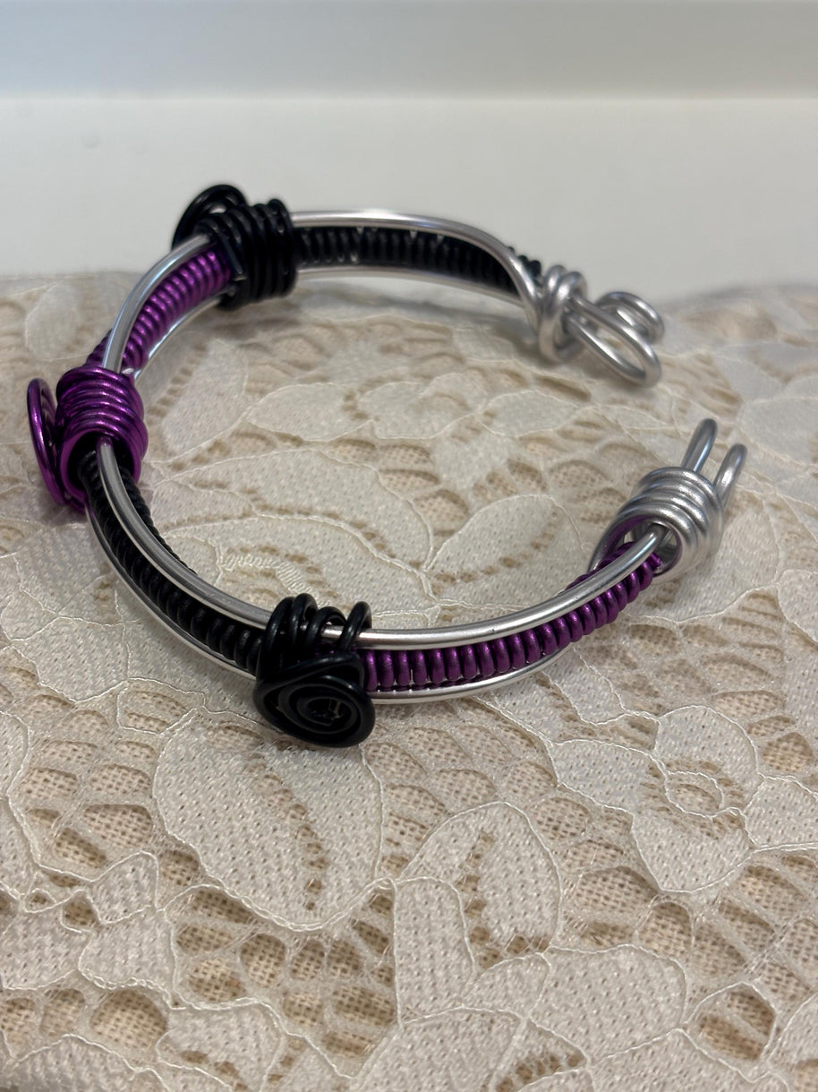 Bracciale rigido unisex regolabile in alluminio antiallergico nero e viola|Bracciale artigianale minimal con spirali|Idea regalo uomo donna