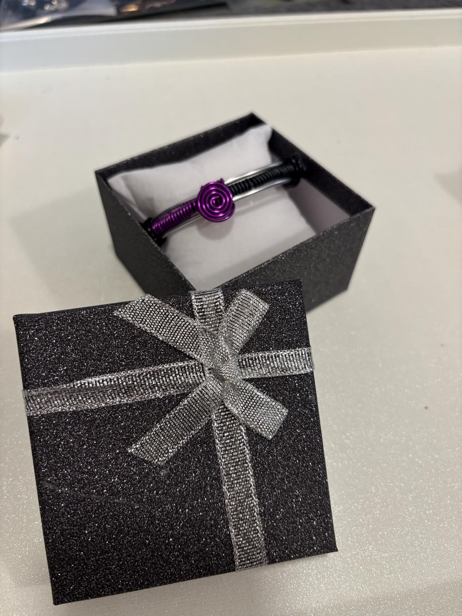 Bracciale rigido unisex regolabile in alluminio antiallergico nero e viola|Bracciale artigianale minimal con spirali|Idea regalo uomo donna