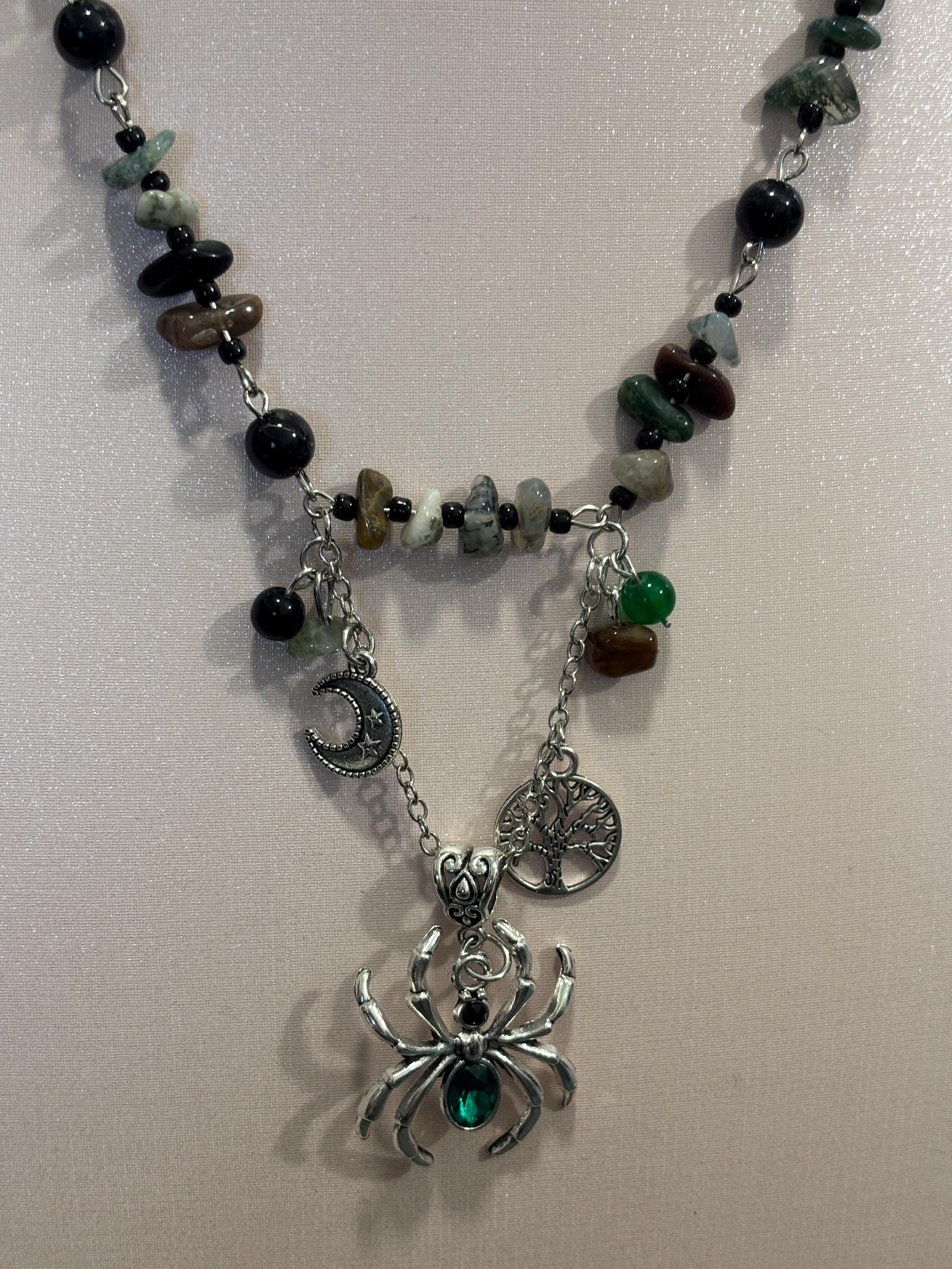 Collana ragno con pietre naturali verde nero | Collana witchy con luna e albero della vita| Gioiello boho spirituale donna