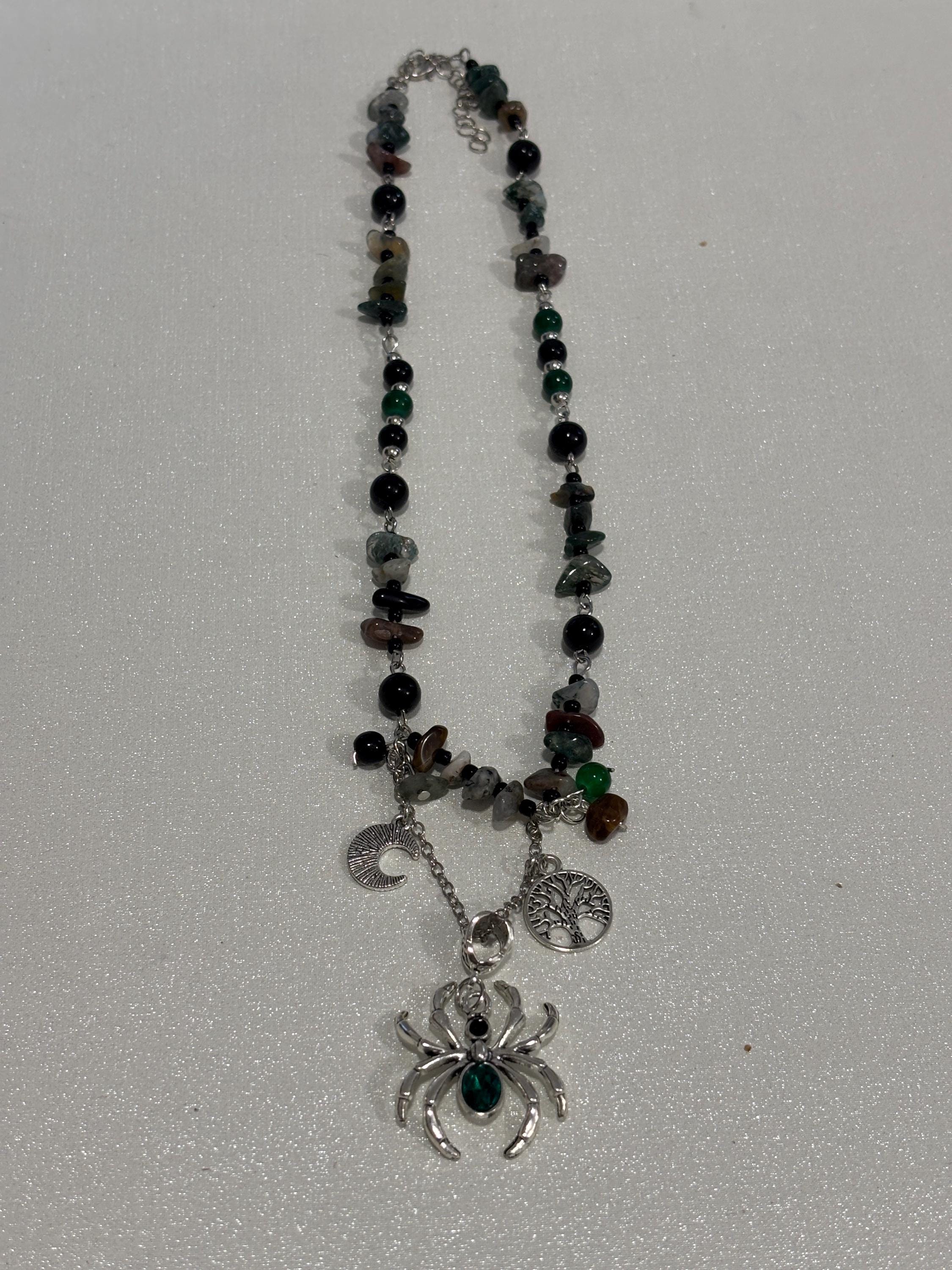 Collana ragno con pietre naturali verde nero | Collana witchy con luna e albero della vita| Gioiello boho spirituale donna