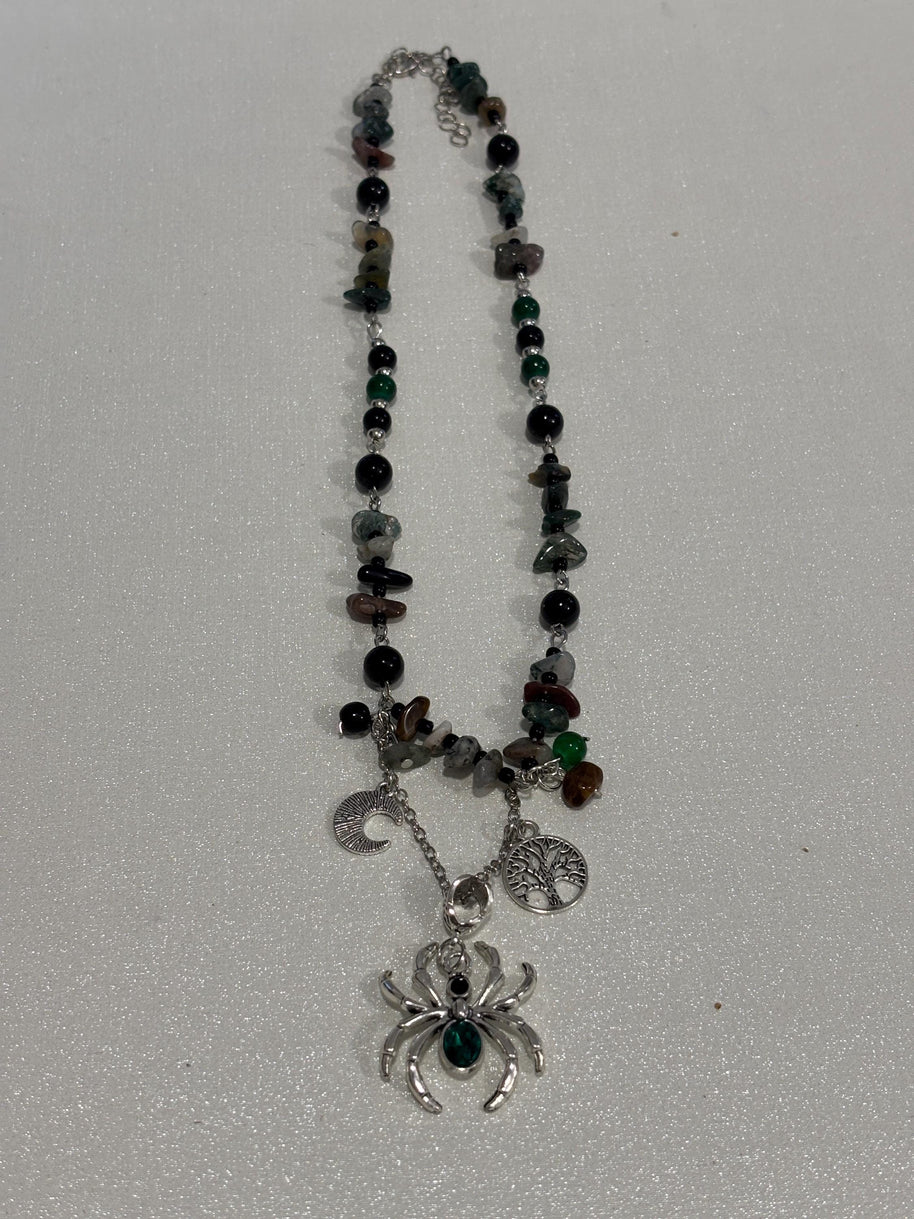 Collana ragno con pietre naturali verde nero | Collana witchy con luna e albero della vita| Gioiello boho spirituale donna
