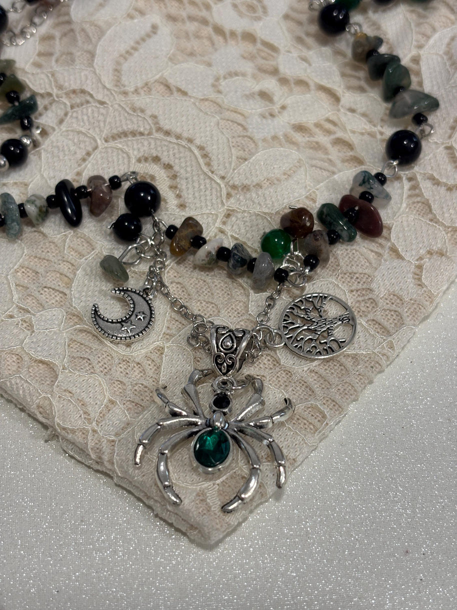 Collana ragno con pietre naturali verde nero | Collana witchy con luna e albero della vita| Gioiello boho spirituale donna