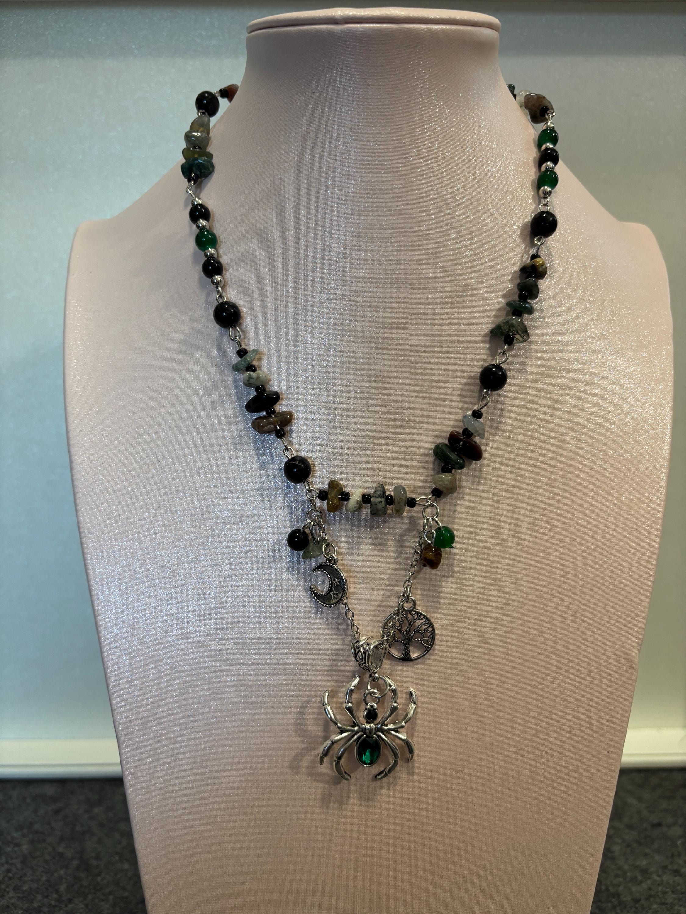Collana ragno con pietre naturali verde nero | Collana witchy con luna e albero della vita| Gioiello boho spirituale donna