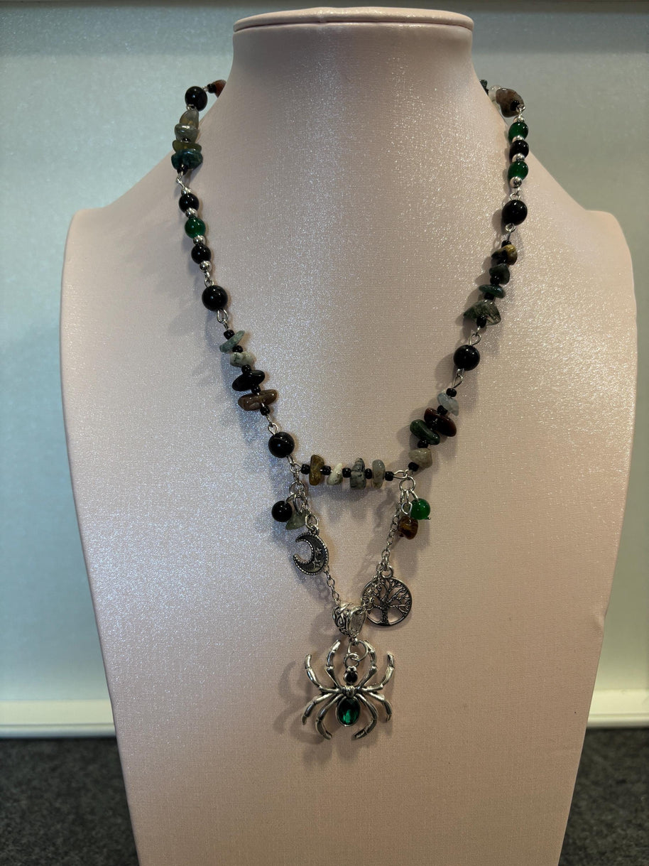 Collana ragno con pietre naturali verde nero | Collana witchy con luna e albero della vita| Gioiello boho spirituale donna