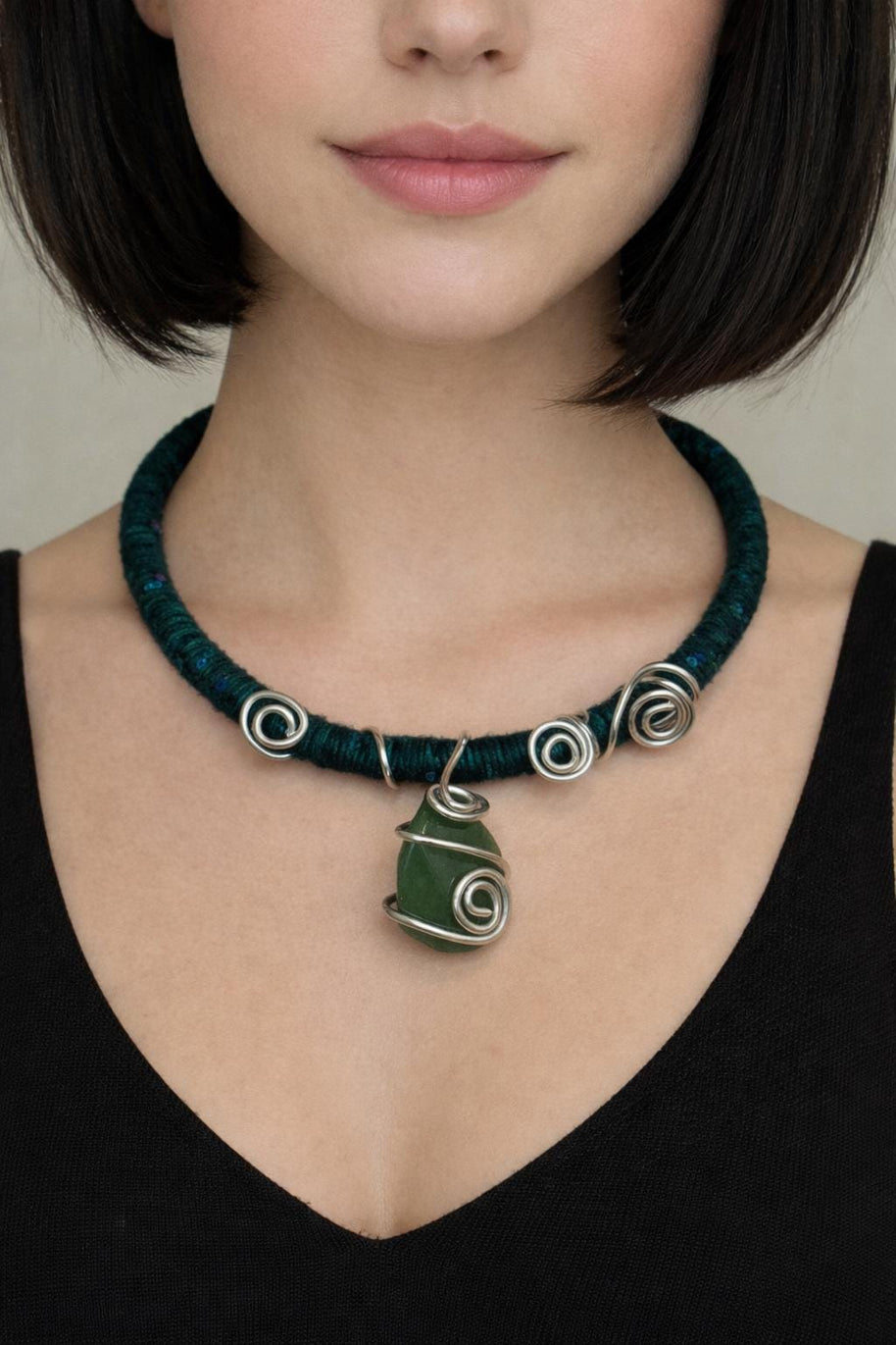 Choker con avventurina verde petrolio | Girocollo artigianale in alluminio modellato| Collana alternativa con pietra naturale| Idea regalo