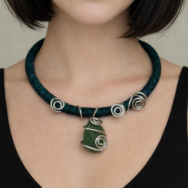Choker con avventurina verde petrolio | Girocollo artigianale in alluminio modellato| Collana alternativa con pietra naturale| Idea regalo