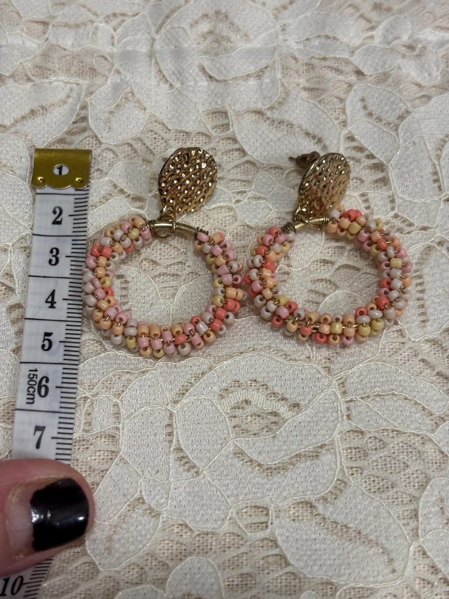 Orecchini a cerchio con perline rosa e oro–Orecchini pendenti boho chic-Acciaio antiallergico- Idea regalo donna- Orecchini eleganti leggeri