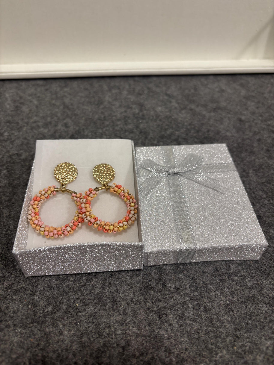 Orecchini a cerchio con perline rosa e oro–Orecchini pendenti boho chic-Acciaio antiallergico- Idea regalo donna- Orecchini eleganti leggeri