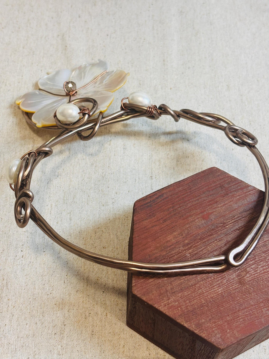 Collana rigida in rame ossidato e madreperla naturale con fiore grande | Girocollo boho chic elegante | Gioiello artigianale donna