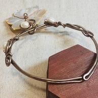 Collana rigida in rame ossidato e madreperla naturale con fiore grande | Girocollo boho chic elegante | Gioiello artigianale donna