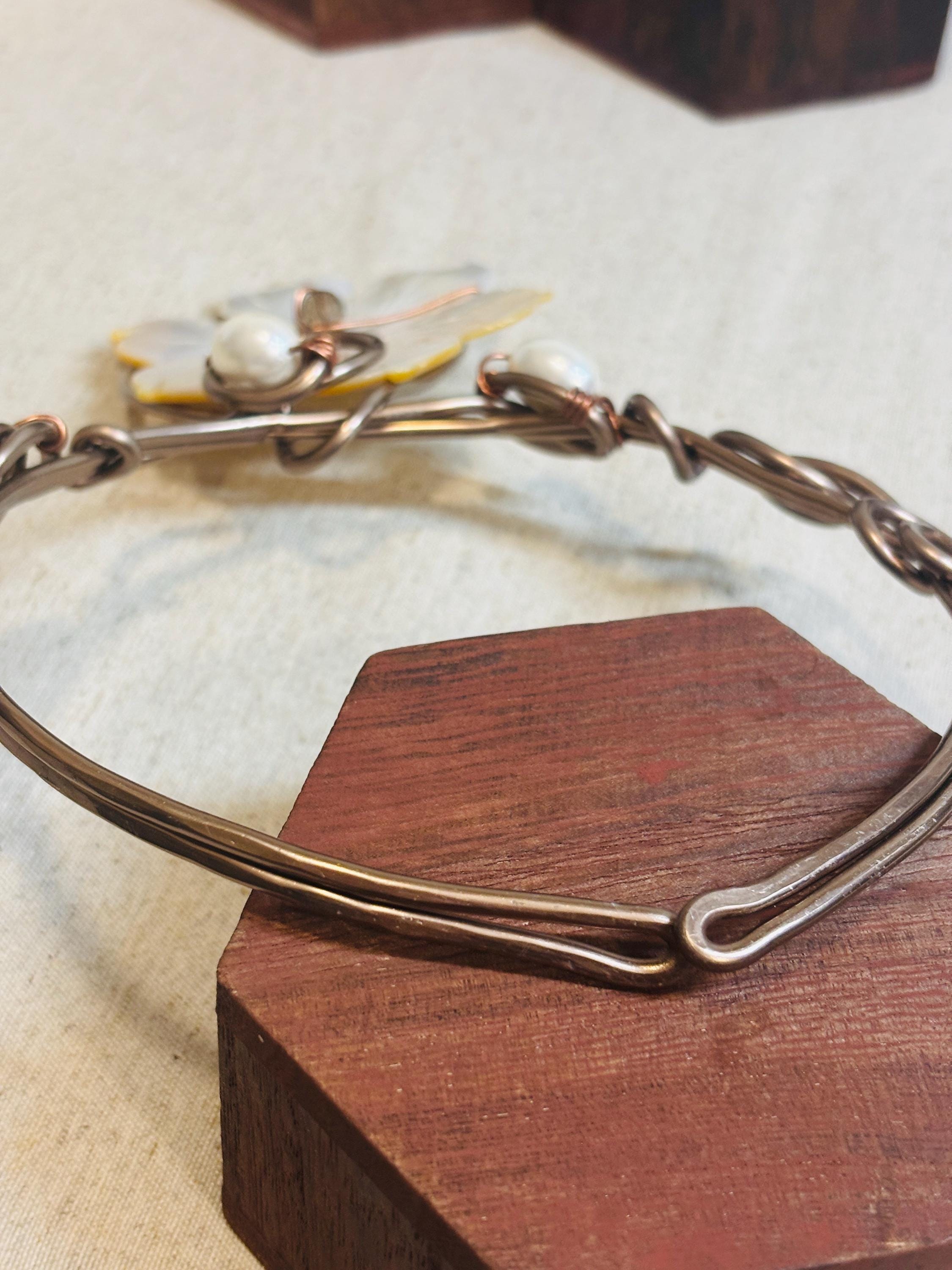 Collana rigida in rame ossidato e madreperla naturale con fiore grande | Girocollo boho chic elegante | Gioiello artigianale donna