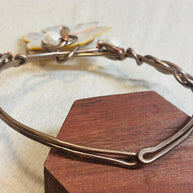 Collana rigida in rame ossidato e madreperla naturale con fiore grande | Girocollo boho chic elegante | Gioiello artigianale donna