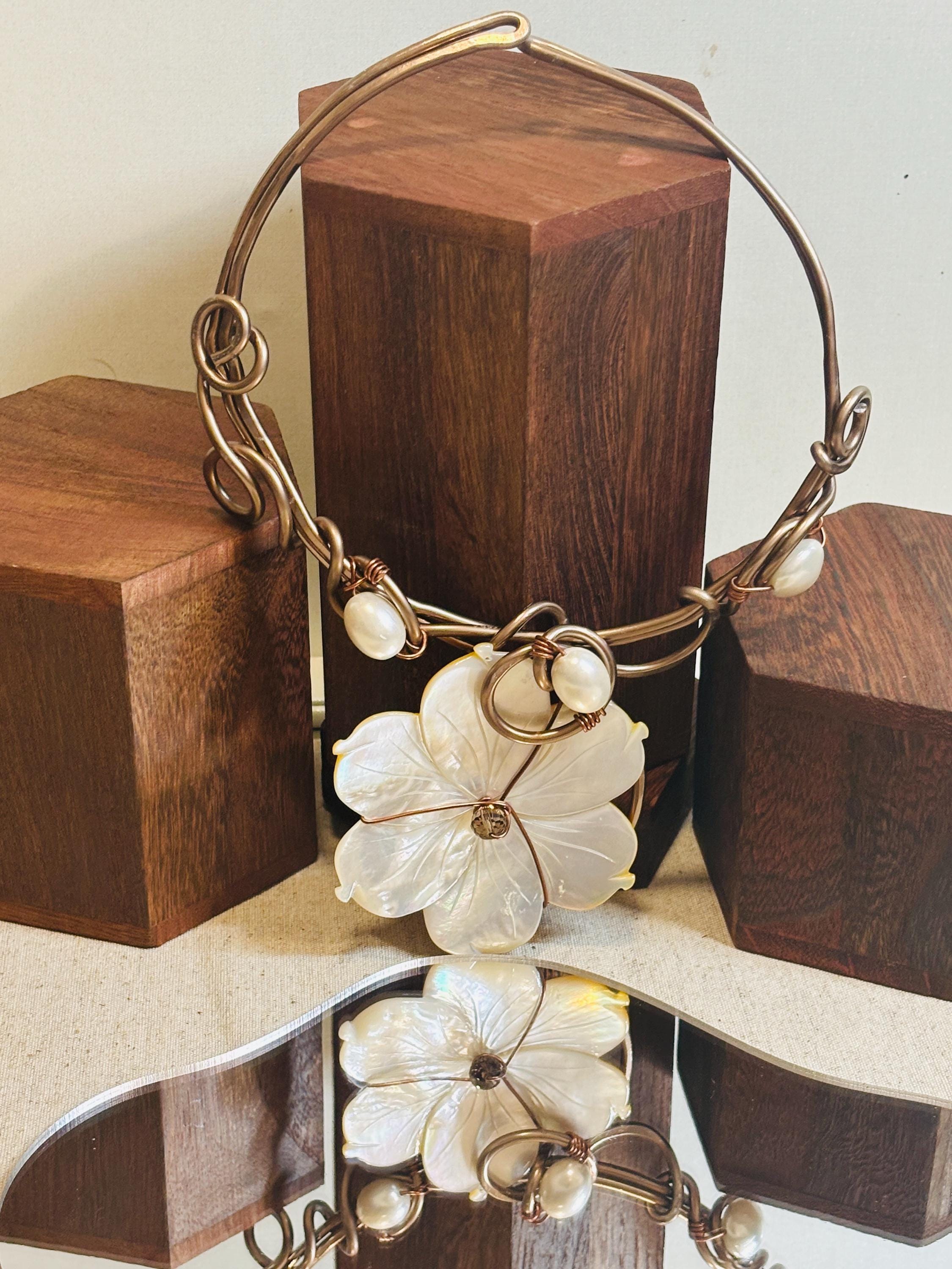 Collana rigida in rame ossidato e madreperla naturale con fiore grande | Girocollo boho chic elegante | Gioiello artigianale donna
