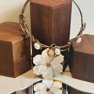Collana rigida in rame ossidato e madreperla naturale con fiore grande | Girocollo boho chic elegante | Gioiello artigianale donna
