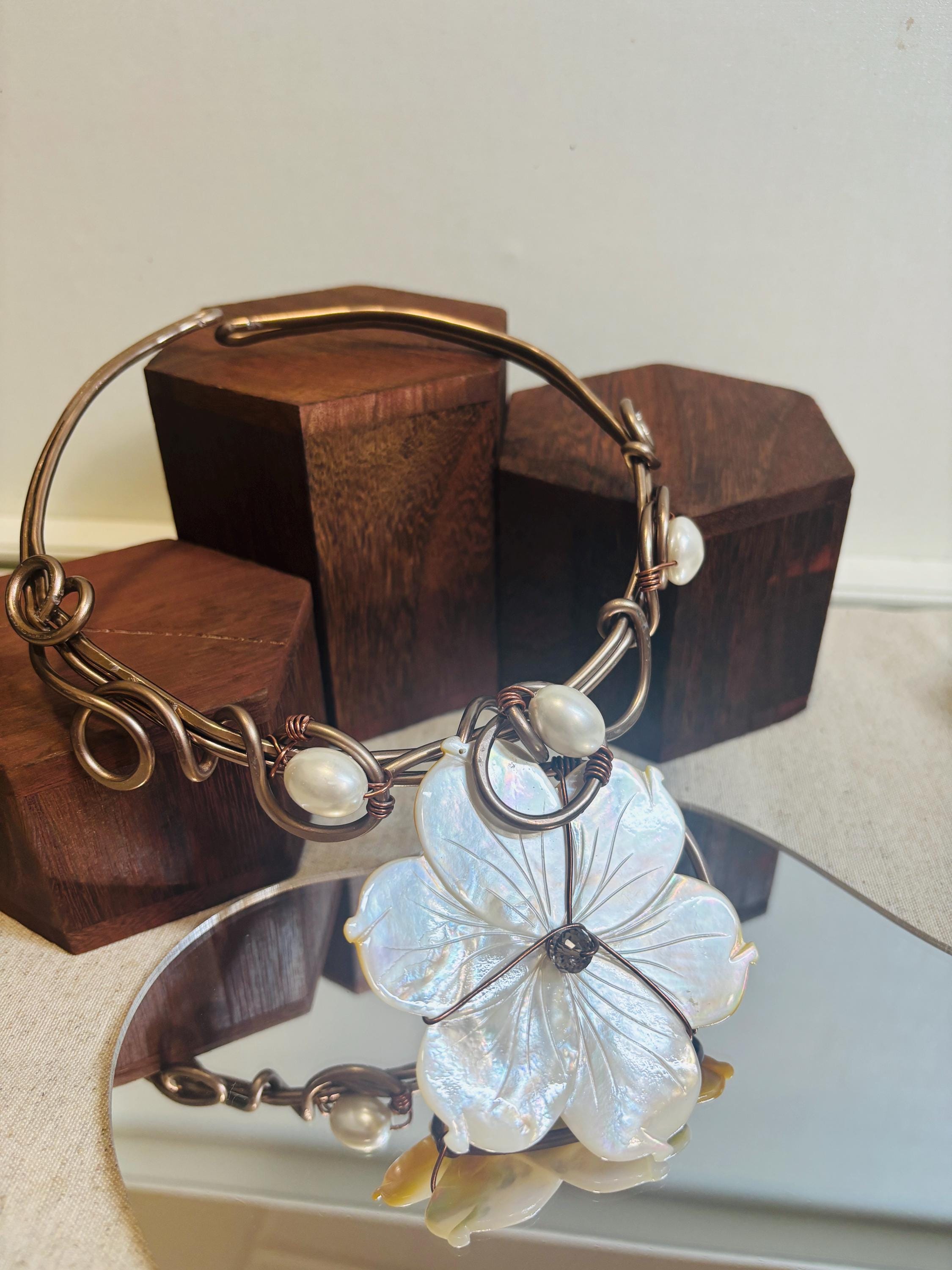 Collana rigida in rame ossidato e madreperla naturale con fiore grande | Girocollo boho chic elegante | Gioiello artigianale donna