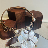 Collana rigida in rame ossidato e madreperla naturale con fiore grande | Girocollo boho chic elegante | Gioiello artigianale donna