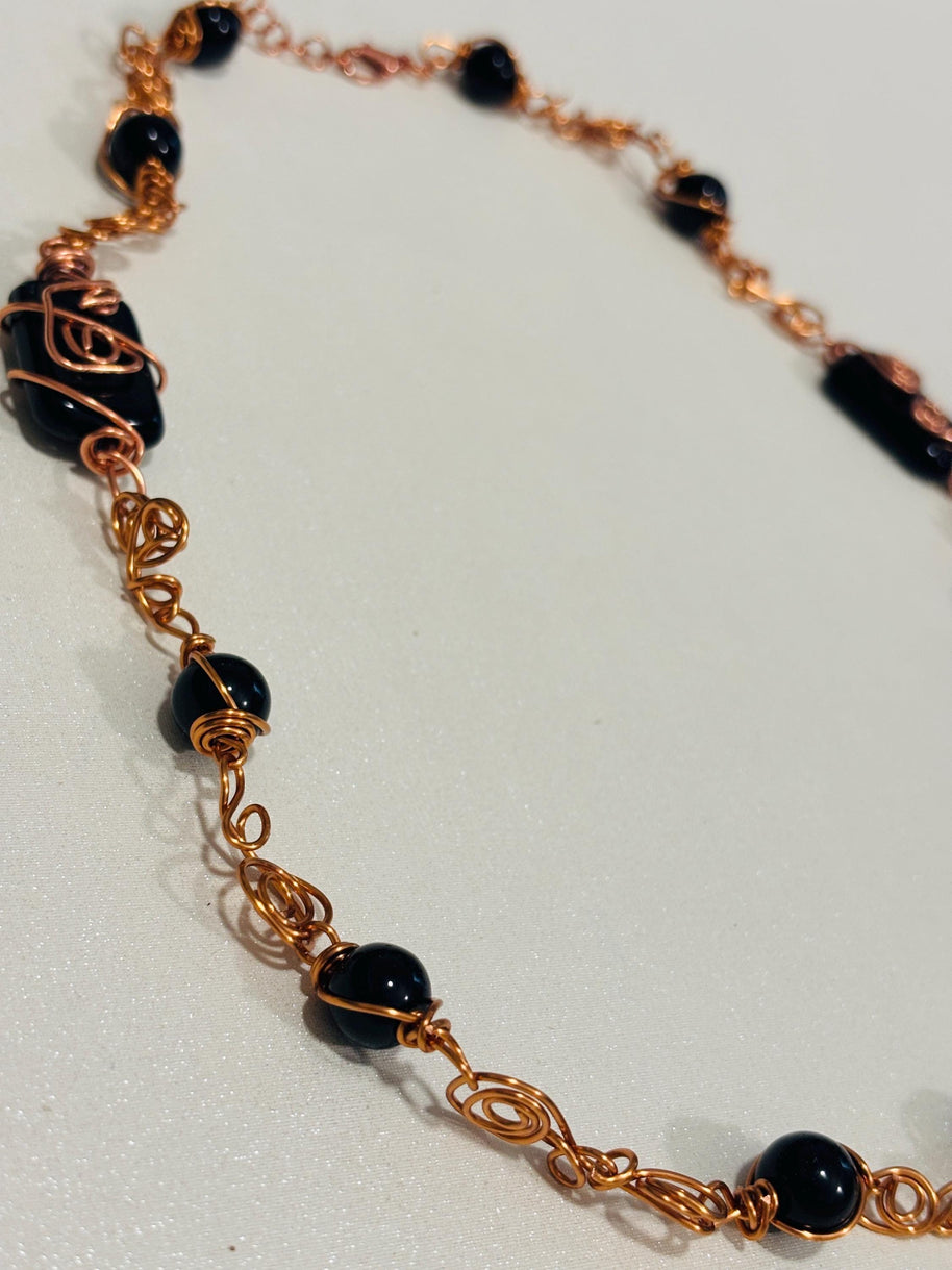 Collana lunga onice nera e rame| Collana boho elegante donna| Gioiello artigianale con pietre nere| Idea regalo donna