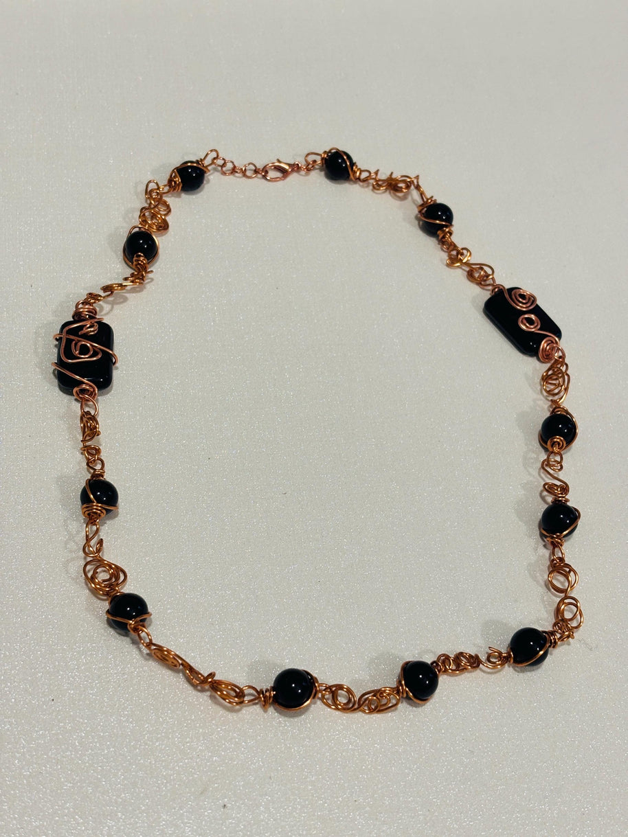 Collana lunga onice nera e rame| Collana boho elegante donna| Gioiello artigianale con pietre nere| Idea regalo donna