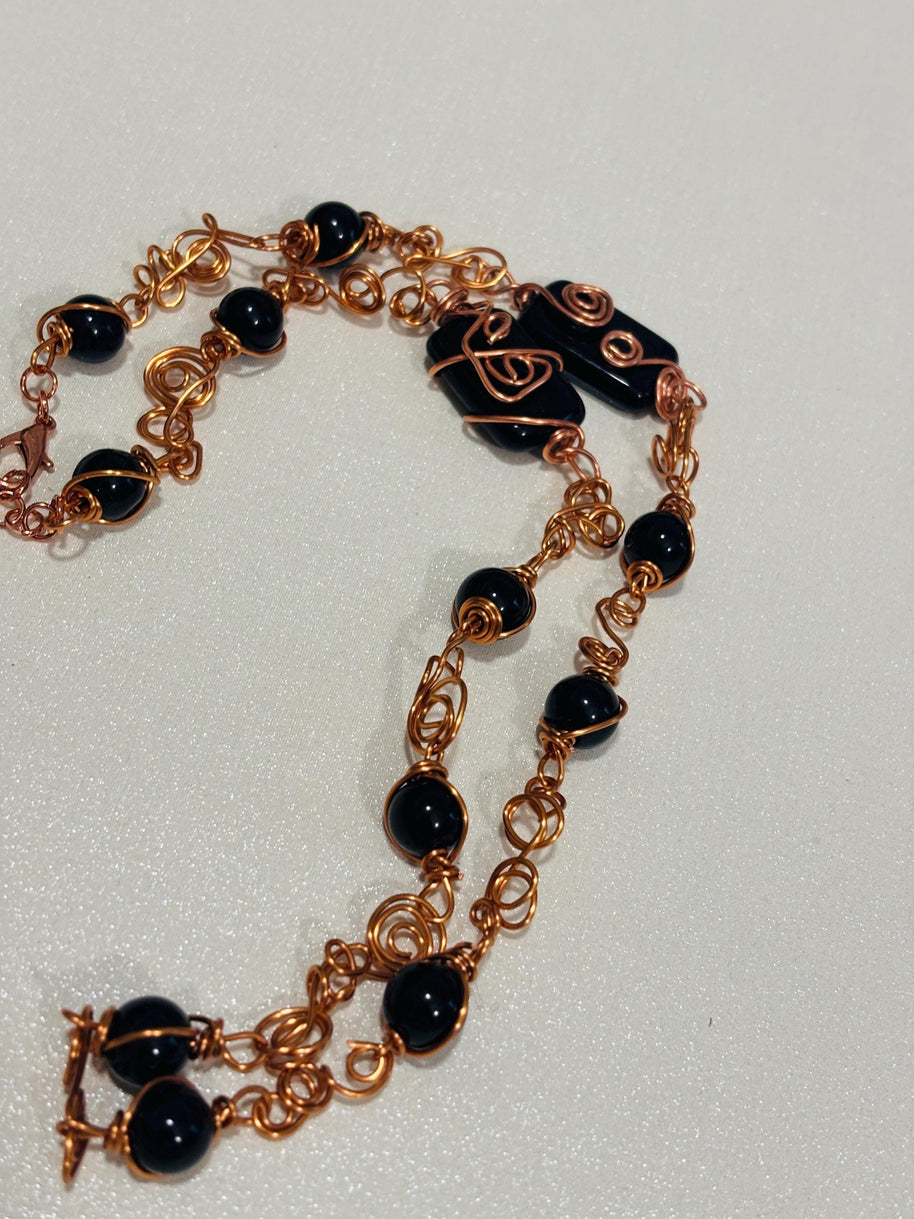 Collana lunga onice nera e rame| Collana boho elegante donna| Gioiello artigianale con pietre nere| Idea regalo donna