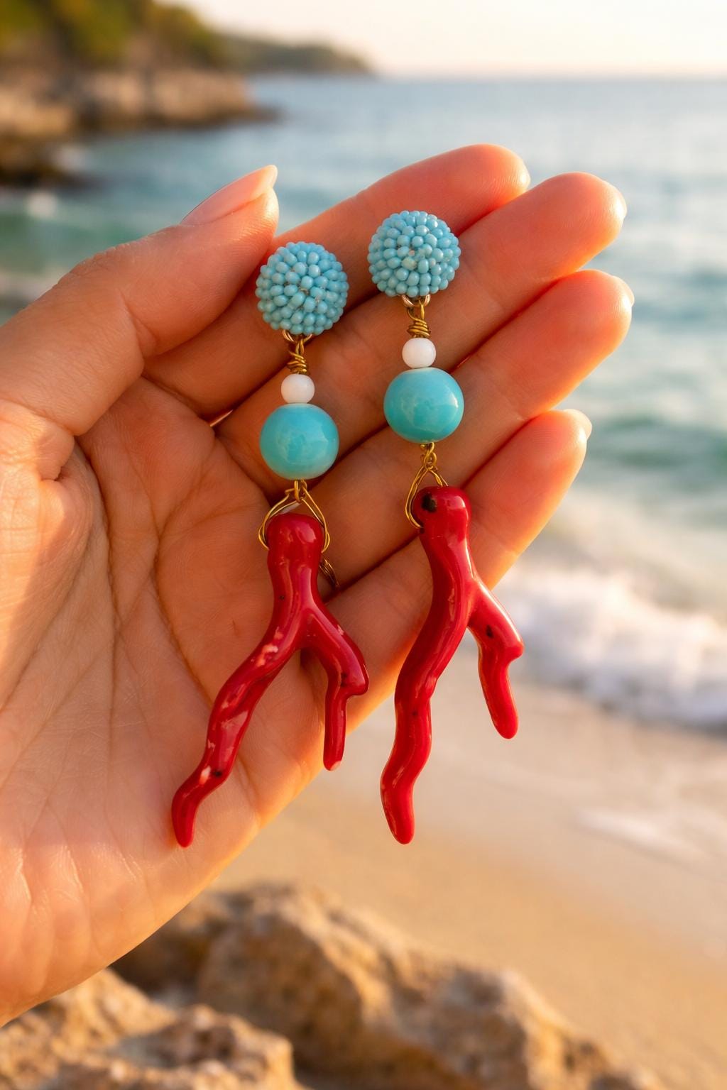 Orecchini corallo rosso e turchese- Orecchini pendenti stile mediterraneo- Gioiello estivo acciaio dorato antiallergico- idea regalo donna