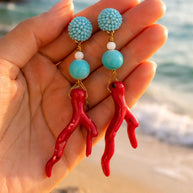 Orecchini corallo rosso e turchese- Orecchini pendenti stile mediterraneo- Gioiello estivo acciaio dorato antiallergico- idea regalo donna