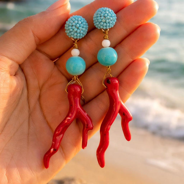 Orecchini corallo rosso e turchese- Orecchini pendenti stile mediterraneo- Gioiello estivo acciaio dorato antiallergico- idea regalo donna