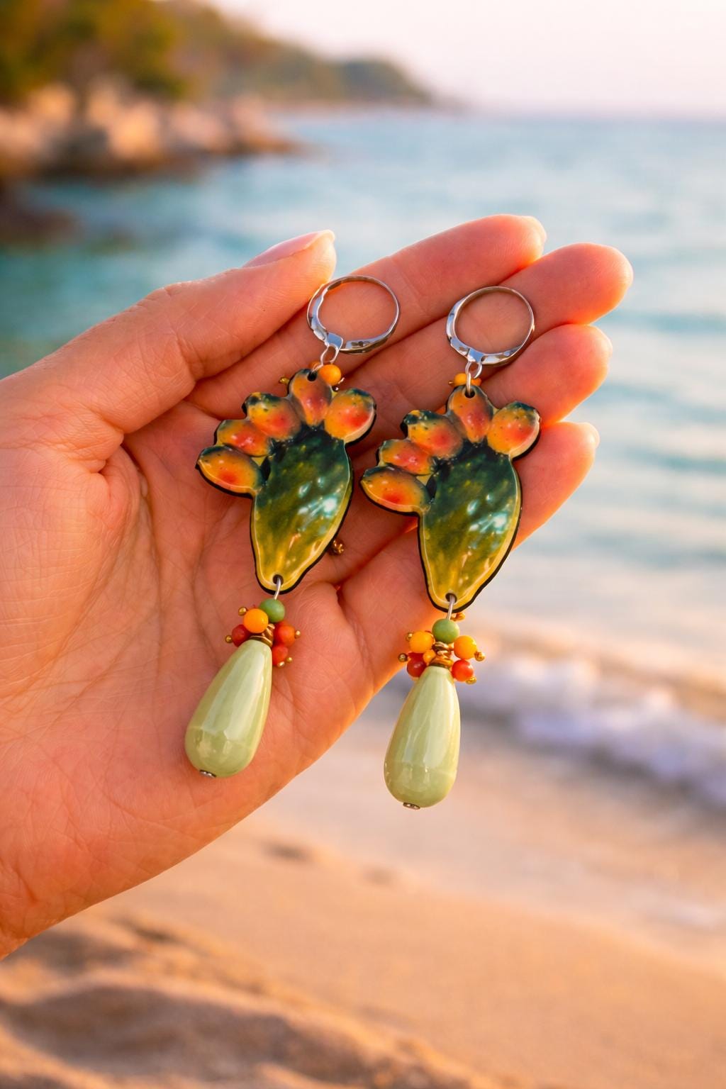 Orecchini pendenti fico d’India siciliano in acciaio dorato antiallergico – Gioiello estivo Mediterraneo colorato – Idea regalo donna