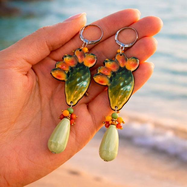 Orecchini pendenti fico d’India siciliano in acciaio dorato antiallergico – Gioiello estivo Mediterraneo colorato – Idea regalo donna